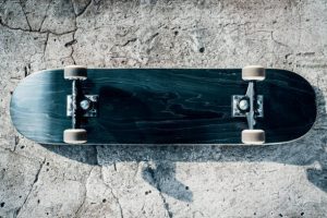 longboard colored in black